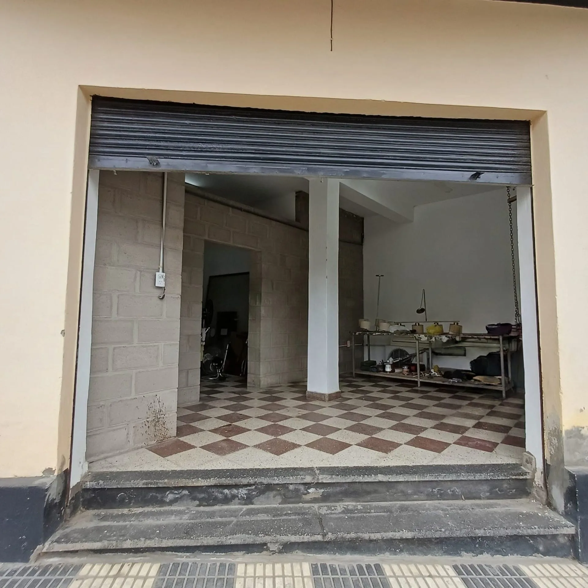 Venta vivienda en esquina + local Com. y cochera foto 2