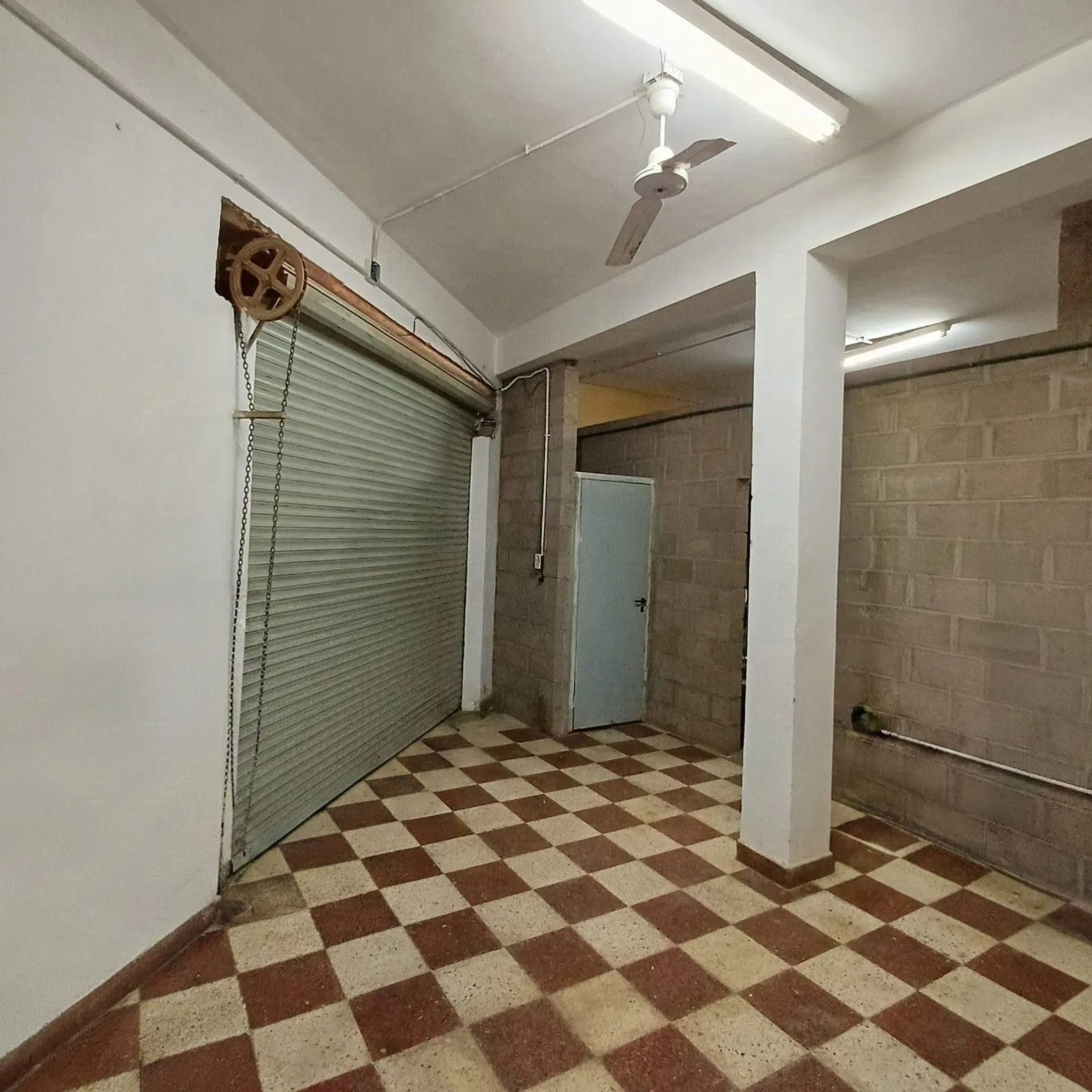 Venta vivienda en esquina + local Com. y cochera foto 4