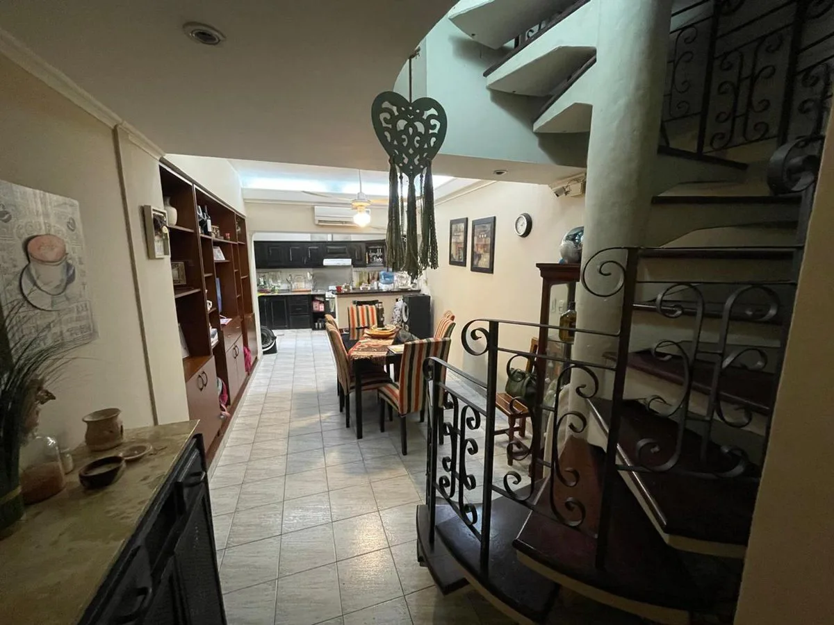 CASA EN VENTA - BARRIO CENTENARIO