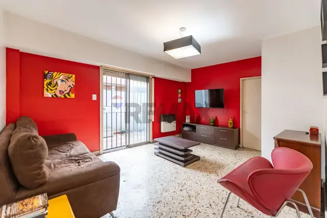 VENTA PH 3 AMB CON PATIO VALENTIN ALSINA CENTRO