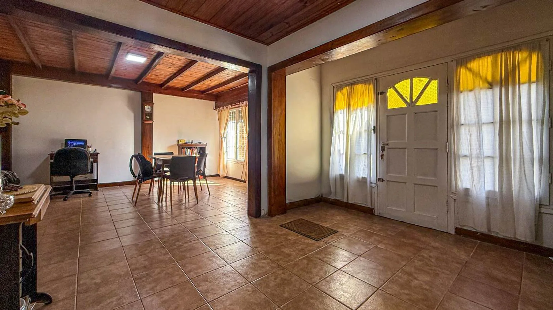 VENTA CASA 3 AMBIENTES, AMPLIO PARQUE EN COLINAS foto 2