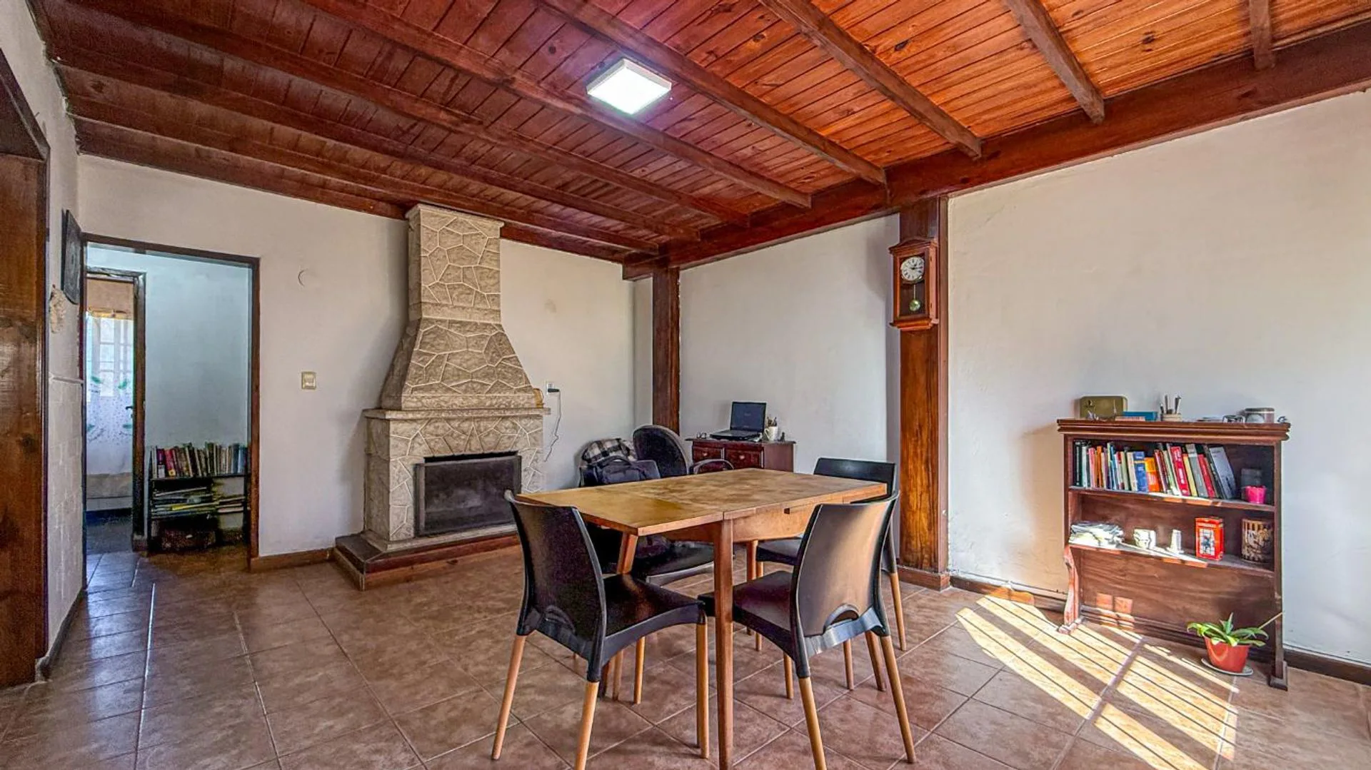 VENTA CASA 3 AMBIENTES, AMPLIO PARQUE EN COLINAS foto 3