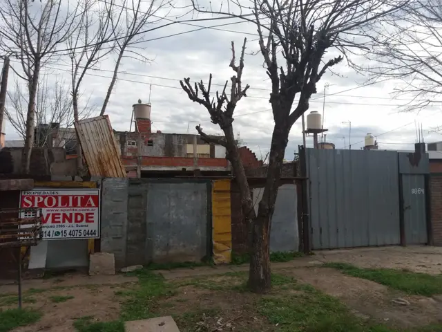 VIVIENDA MULTIFAMILIAR EN LOSA, DE 8 X 13 EN DOS PLANTAS, 4 DEPARTAMENTOS, 180 M2 CUBIERTOS, ESTADO GENERAL BUENO, OPORTUNIDAD