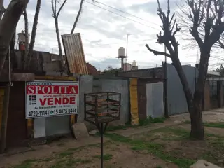 VIVIENDA MULTIFAMILIAR EN LOSA, DE 8 X 13 EN DOS PLANTAS,  4 DEPARTAMENTOS, 180 M2 CUBIERTOS, ESTADO GENERAL BUENO, OPORTUNIDAD foto 2