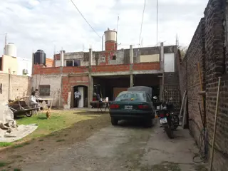 VIVIENDA MULTIFAMILIAR EN LOSA, DE 8 X 13 EN DOS PLANTAS,  4 DEPARTAMENTOS, 180 M2 CUBIERTOS, ESTADO GENERAL BUENO, OPORTUNIDAD foto 3