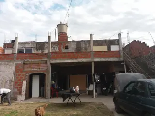 VIVIENDA MULTIFAMILIAR EN LOSA, DE 8 X 13 EN DOS PLANTAS,  4 DEPARTAMENTOS, 180 M2 CUBIERTOS, ESTADO GENERAL BUENO, OPORTUNIDAD foto 4