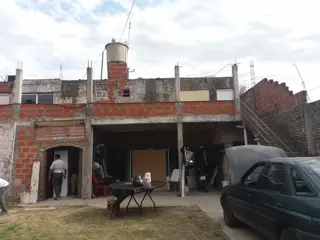 VIVIENDA MULTIFAMILIAR EN LOSA, DE 8 X 13 EN DOS PLANTAS,  4 DEPARTAMENTOS, 180 M2 CUBIERTOS, ESTADO GENERAL BUENO, OPORTUNIDAD foto 5