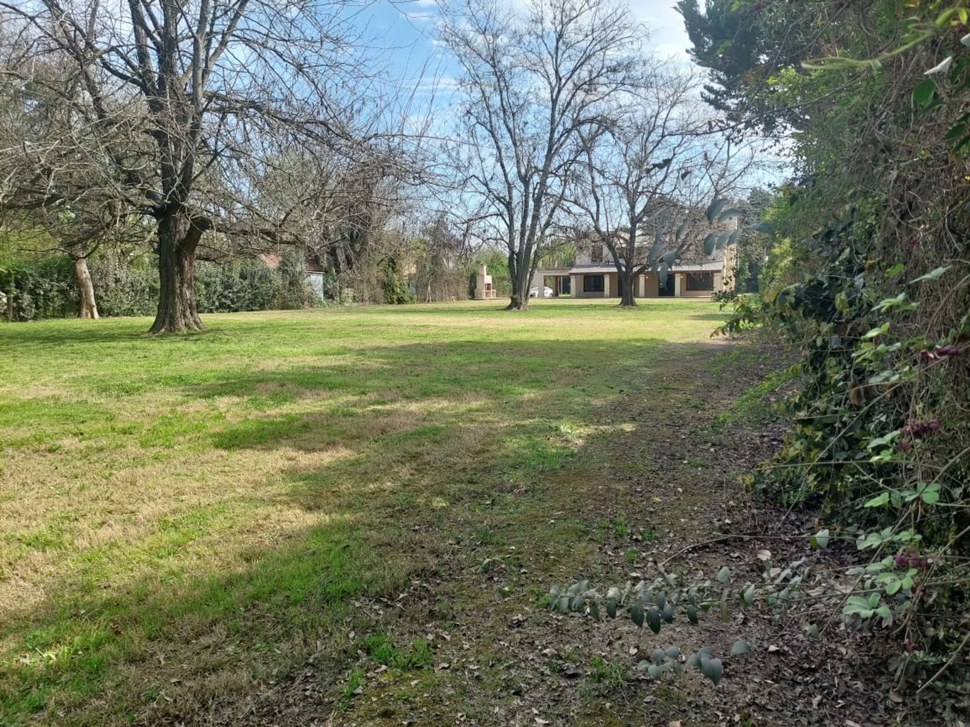 Lote Amplio a la venta en Robles Del Monarca foto 4