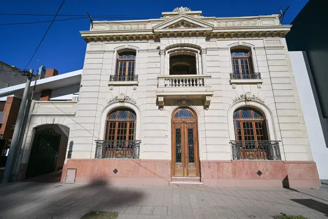 SE VENDE IMPONENTE CASONA ANTIGUA EN VENADO TUERTO