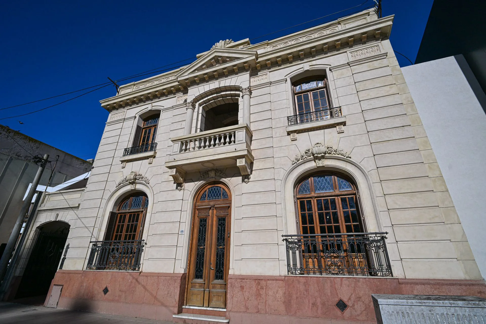 SE VENDE IMPONENTE CASONA ANTIGUA EN VENADO TUERTO foto 2