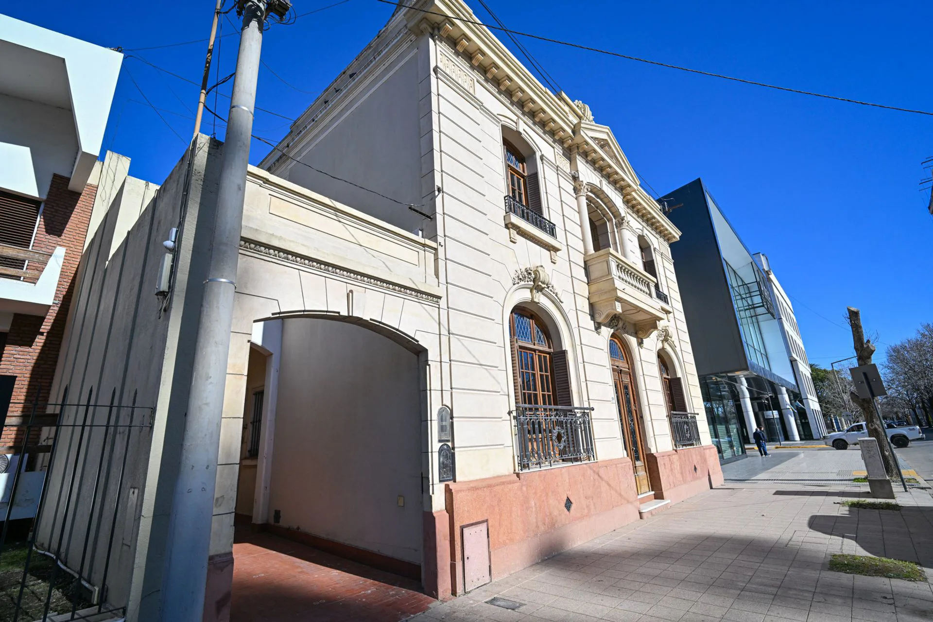 SE VENDE IMPONENTE CASONA ANTIGUA EN VENADO TUERTO foto 3