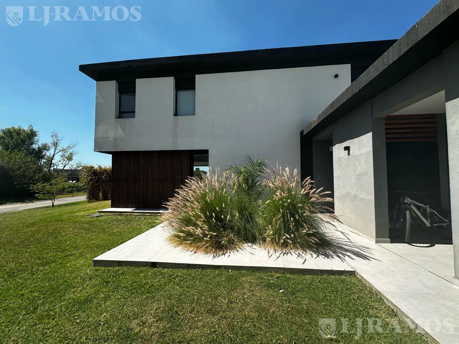 Casa en Venta con renta a la Laguna Barrio Islas El Canton A Estrenar foto 3