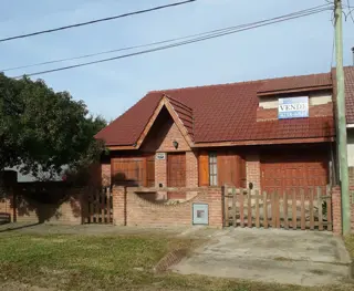 CHALET DE 6 AMBIENTES, DESARROLLADA EN 2 PLANTAS, A 2 CUADRAS DEL MAR. foto 1