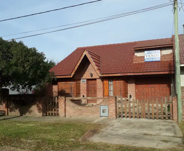 CHALET DE 6 AMBIENTES, DESARROLLADA EN 2 PLANTAS, A 2 CUADRAS DEL MAR.