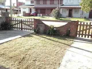 CHALET DE 6 AMBIENTES, DESARROLLADA EN 2 PLANTAS, A 2 CUADRAS DEL MAR. foto 2