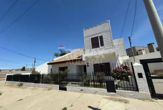 CASA 4 DORMITORIOS BARRIO PUEYRREDON