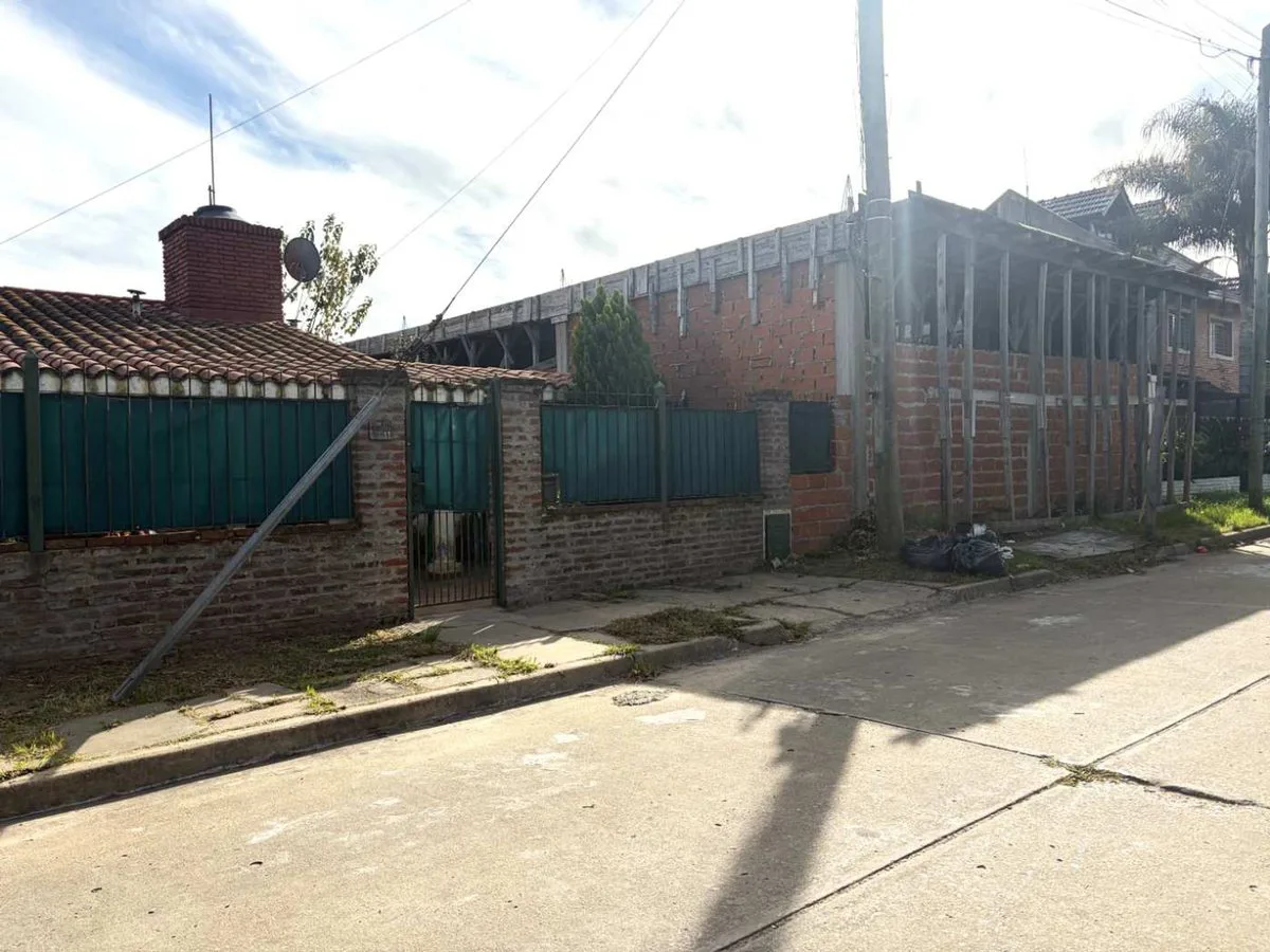 CASA EN VENTA CON GRAN LOTE EN VILLA CELINA foto 2