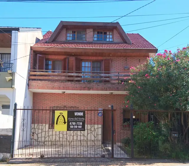 Hermoso Chalet de 6 + Amb con Depto de 3 Amb en El Fondo. con Coch Para 2 Autos
