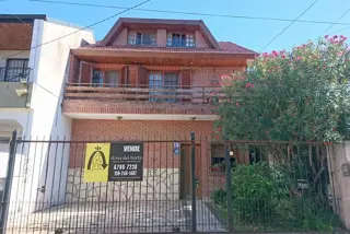 Hermoso Chalet de 6 + Amb con Depto de 3 Amb en El Fondo. con Coch Para 2 Autos foto 2