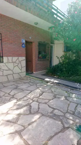 Hermoso Chalet de 6 + Amb con Depto de 3 Amb en El Fondo. con Coch Para 2 Autos foto 3