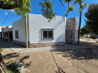 Casa 2 dormitorios c/garaje y patio foto 2