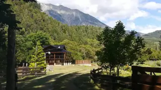 VENTA DE EXCELENTE CABAÑA SOBRE CHACRA DE 1 HA IDEAL DESARROLLO TURÍSTICO O PRODUCTIVO foto 1