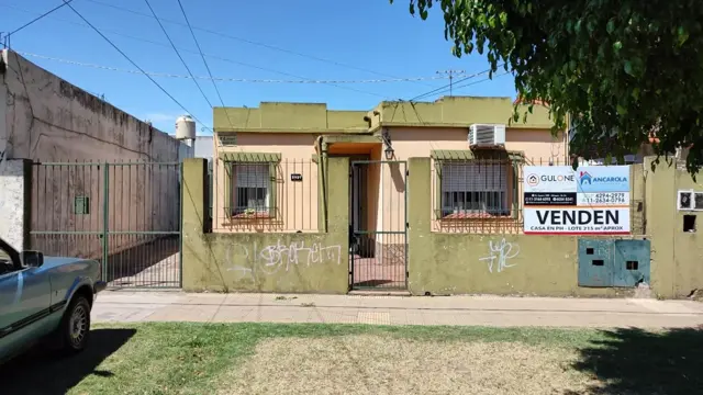 Alquiler de Casa tipo PH al frente ubicada sobre la Avenida Tomás Espora.