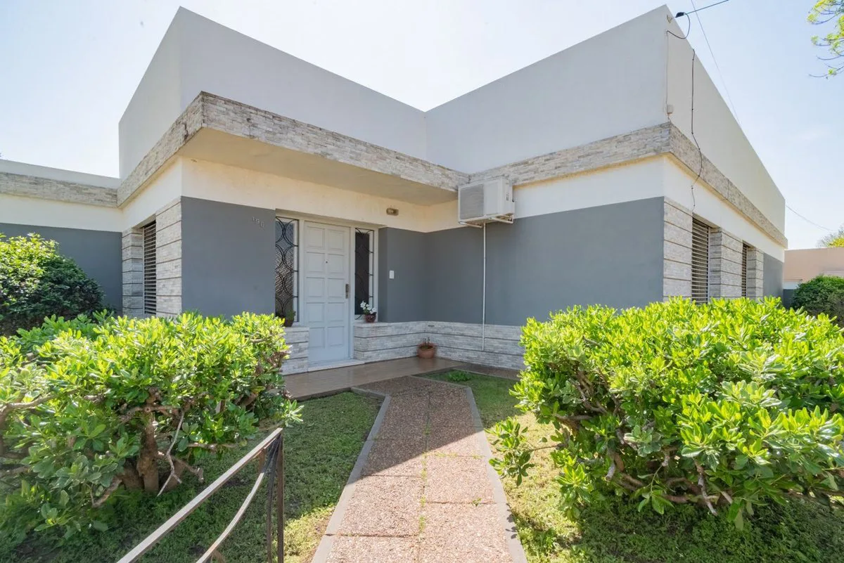 CASA EN VENTA DE 3 DOR, COCHERA Y PATIO EN SJN foto 2