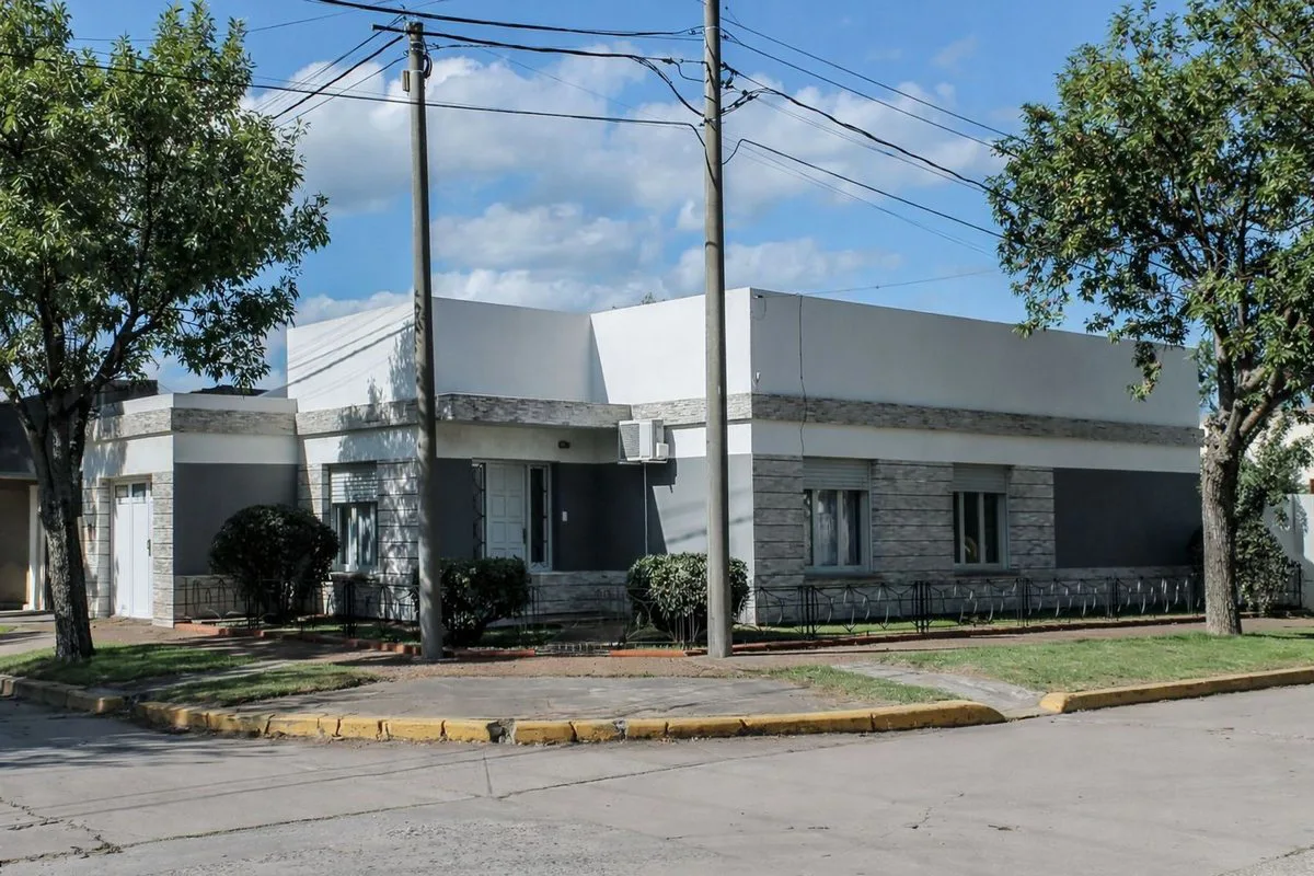CASA EN VENTA DE 3 DOR, COCHERA Y PATIO EN SJN foto 3