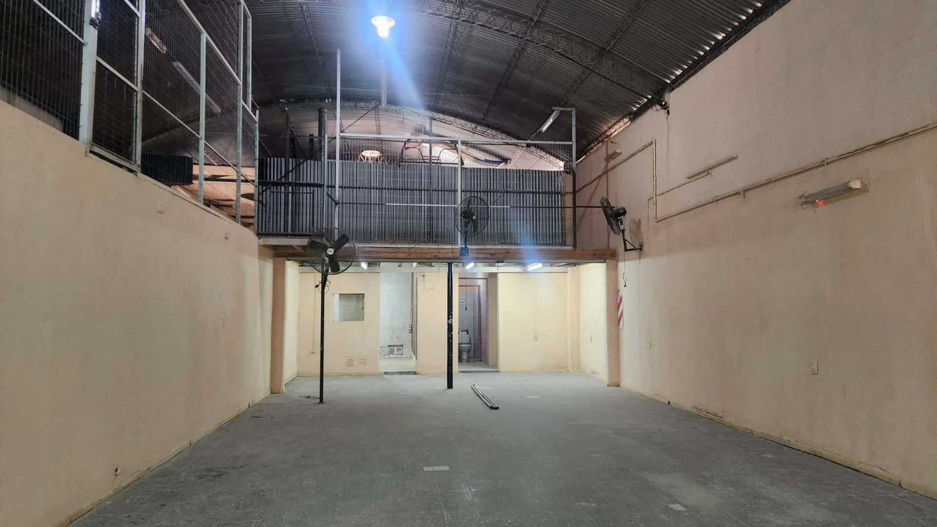 ALQUILER GALPÓN SOBRE AV BENAVIDEZ. 570 M2.CHIMBAS foto 2