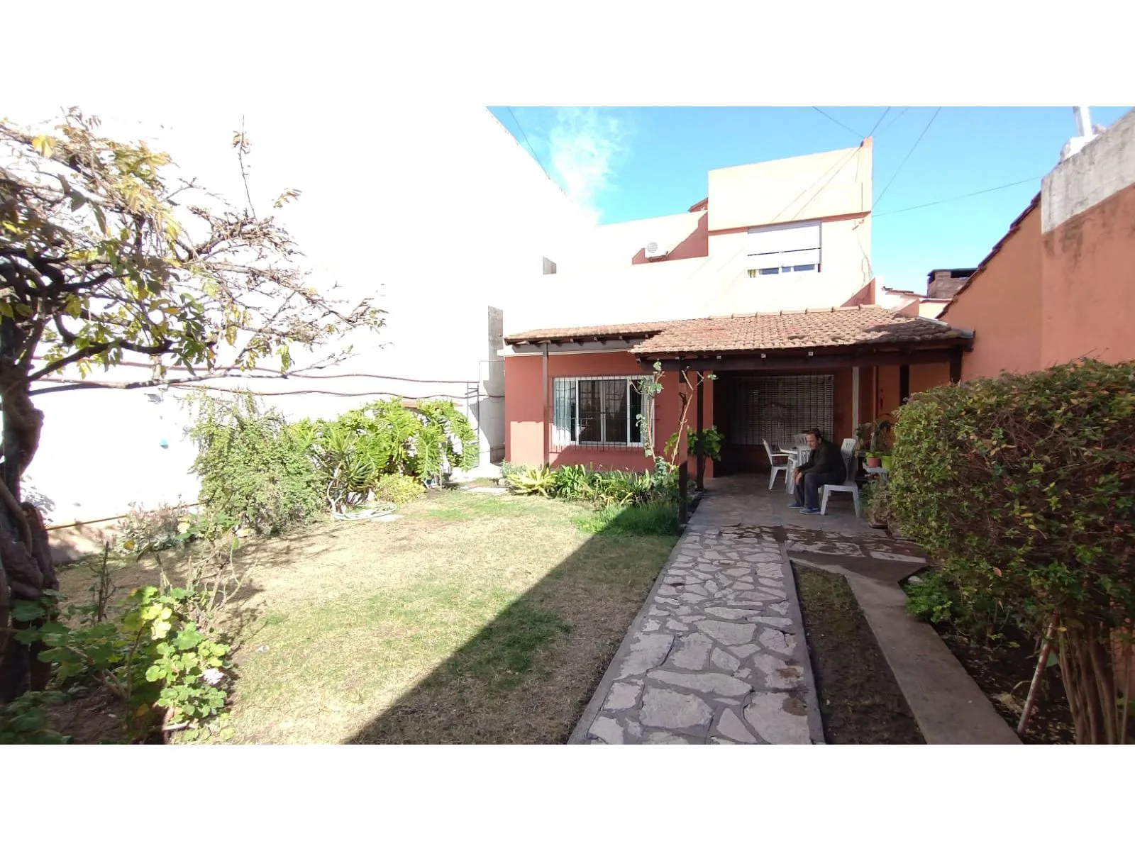 EXCELENTE VIVIENDA EN BLOQUE + 2 LOCALES foto 2