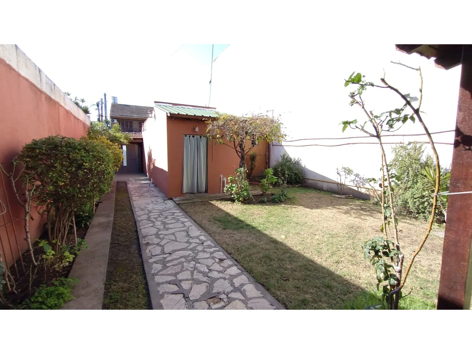 EXCELENTE VIVIENDA EN BLOQUE + 2 LOCALES foto 3