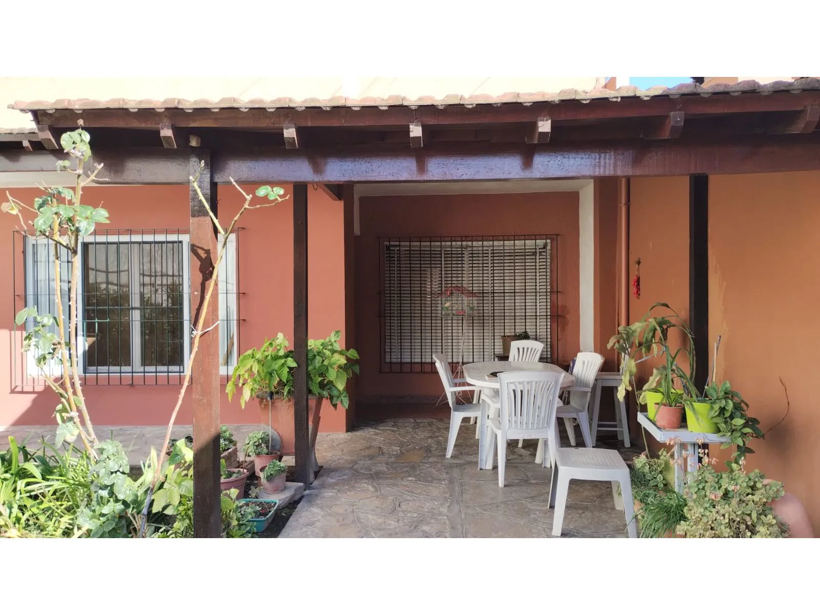 EXCELENTE VIVIENDA EN BLOQUE + 2 LOCALES foto 4