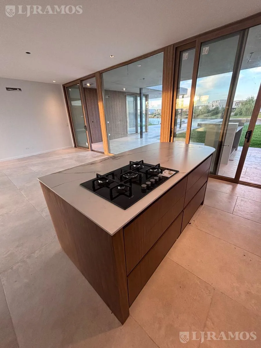 Casa a estrenar sobre el lago en el Barrio Costas, Puertos / Escobar foto 3