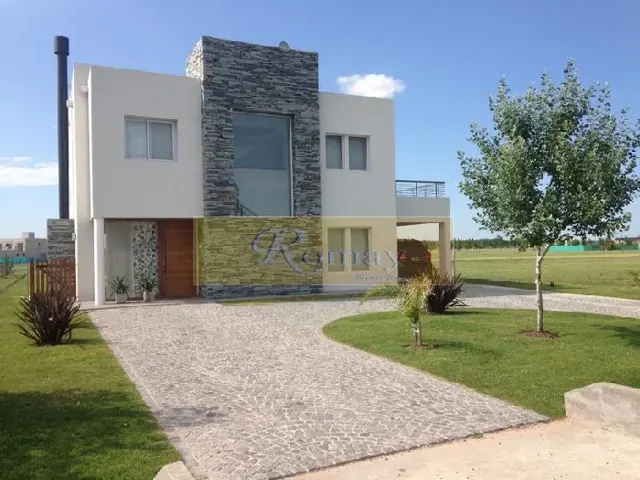 Excelente casa en 2 niveles 4 ambientes Piscina y Parque,
Haras del Sur, U$S410.000.-