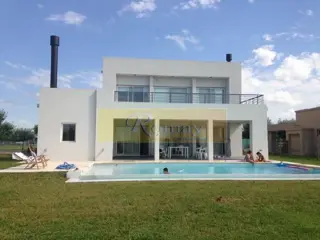 Excelente casa en 2 niveles 4 ambientes Piscina y Parque,
Haras del Sur, U$S410.000.- foto 2