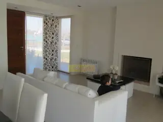 Excelente casa en 2 niveles 4 ambientes Piscina y Parque,
Haras del Sur, U$S410.000.- foto 3