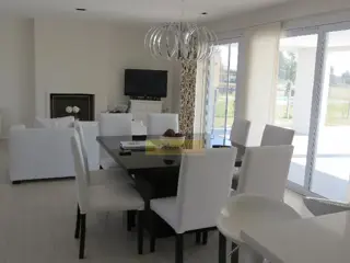 Excelente casa en 2 niveles 4 ambientes Piscina y Parque,
Haras del Sur, U$S410.000.- foto 4