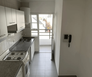 EXCELENTE DEPARTAMENTO DE 2 AMBIENTES MUY LUMINOSO foto 2