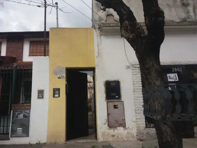 EXCELENTE PROPIEDAD POR PASILLO AL FONDO, 2 HABITACIONES ESPACIOSAS E ILUMINADAS, LIVING COMEDOR, COCINA Y BAÑO COMPLETO CON DUCHA. CUENTA CON PATIO Y