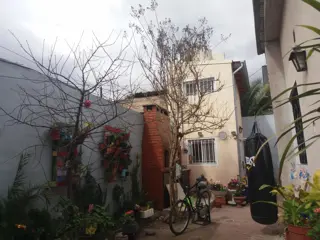 EXCELENTE PROPIEDAD POR PASILLO AL FONDO, 2 HABITACIONES ESPACIOSAS E ILUMINADAS, LIVING COMEDOR, COCINA Y BAÑO COMPLETO CON DUCHA. CUENTA CON PATIO Y foto 3