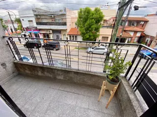 DEPARTAMENTO 3 AMBIENTES CON BALCÓN AL FRENTE Y PATIO ATERRAZADO - APTO CRÉDITO. SOBRE AV ARIETA foto 3