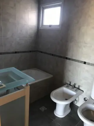Excelente Piso céntrico con dos cocheras!! foto 5