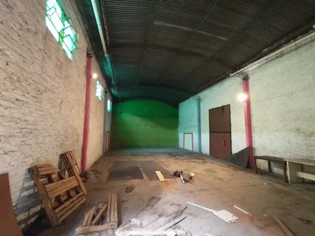 GALPON DE 200 M2 SOBRE AV. MARQUEZ ENTRADA DE AUTO