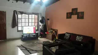 IMPECABLE PROPIEDAD-DOS PLANTAS 4 AMBIENTES foto 3