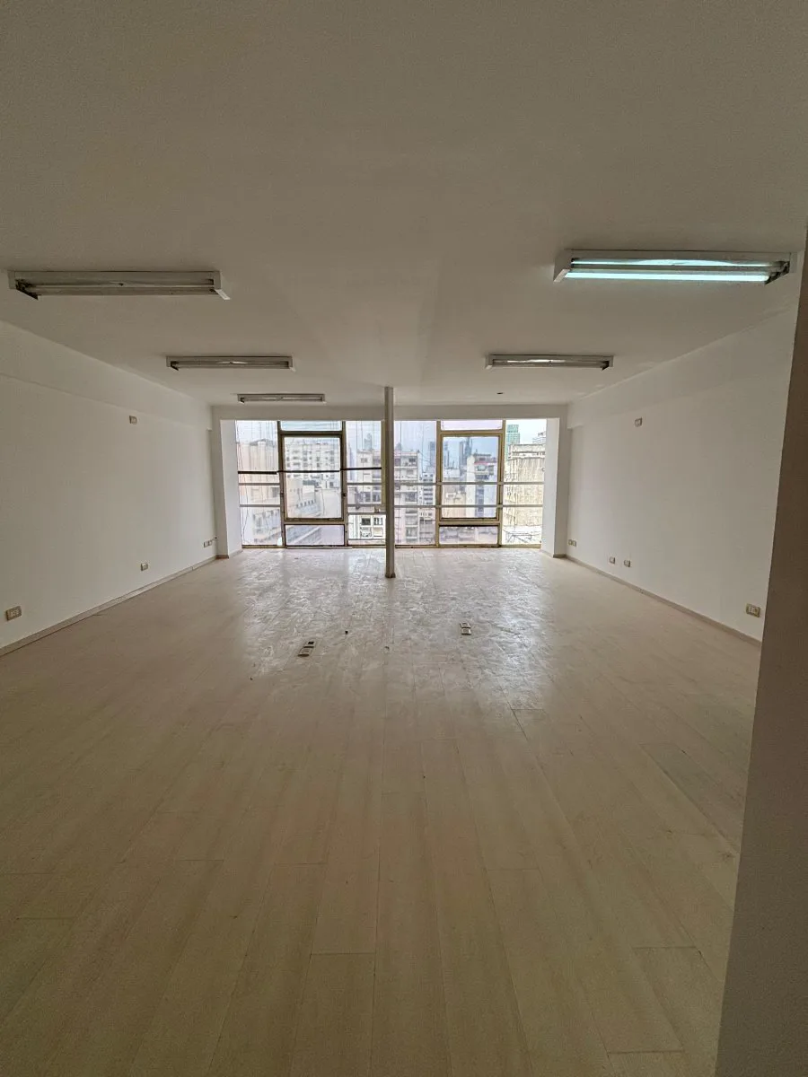 Moderna Oficina con excelente iluminación, cocina y baño privado, Monserrat. foto 2