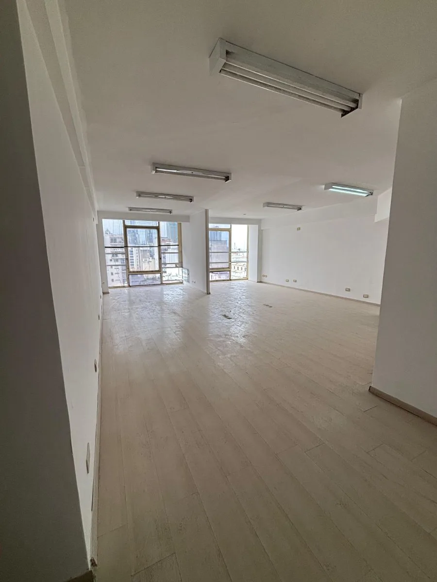 Moderna Oficina con excelente iluminación, cocina y baño privado, Monserrat. foto 3