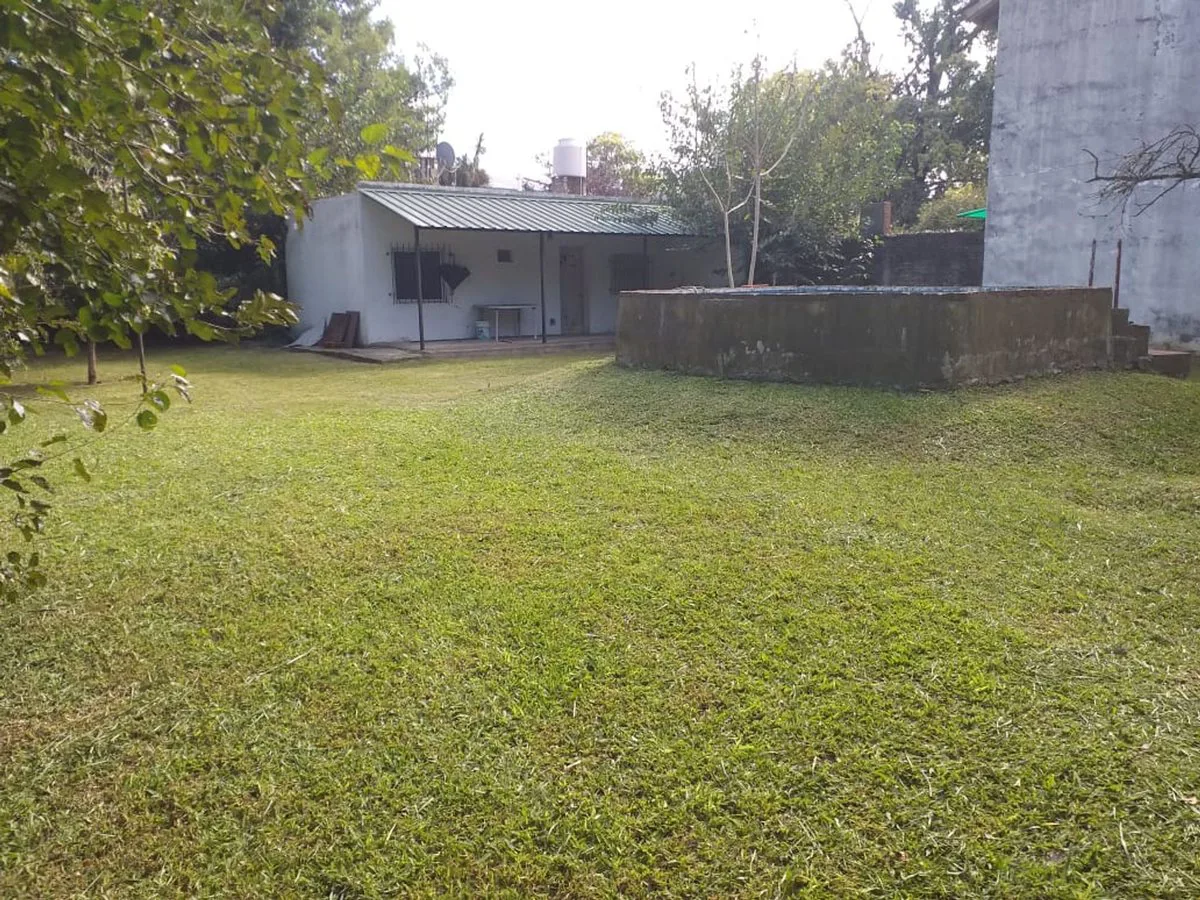 Venta lote con casa a refaccionar en del viso foto 2