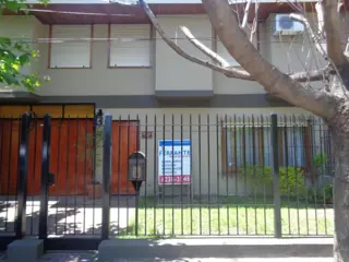 EXCELENTE CASA TIPO DUPLEX. EXCEL. UBICAC: 3 DORM.+2BAÑOS+GARAJE 2AUTOS+JARDIN/FONDO/TERRAZA. LUMINOSA. CONFORTABLE *APTO CREDITO HIPOT.* foto 1