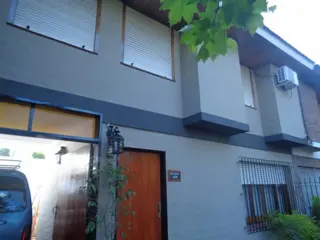 EXCELENTE CASA TIPO DUPLEX. EXCEL. UBICAC: 3 DORM.+2BAÑOS+GARAJE 2AUTOS+JARDIN/FONDO/TERRAZA. LUMINOSA. CONFORTABLE *APTO CREDITO HIPOT.* foto 2